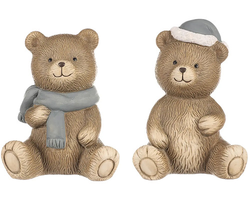 Dva sediaci plyšoví medvedíci so šálom a čiapkou ako dekorácia