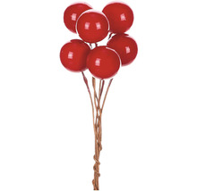 Dekoratívna vetva s červenými umelými bobuľami na dekoráciu