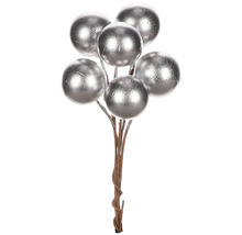 Dekoračný zväzok so striebornými guľami na dekoráciu