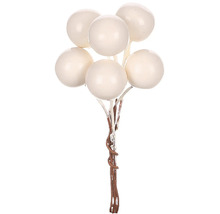 Dekoračná vetva s okrúhlymi, svetlými bobuľami na dekoráciu