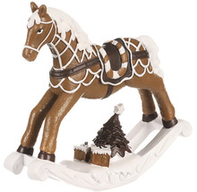 Hojdací koník s vianočným stromčekom a darčekmi ako dekorácia