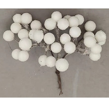 Dekoratívne vetvičky s bielymi bobuľami