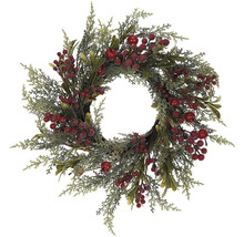 Dekoratívny veniec so zelenými vetvami a červenými bobuľami ako sezónna dekorácia