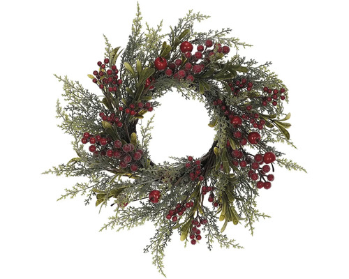 Dekoratívny veniec so zelenými vetvami a červenými bobuľami ako sezónna dekorácia