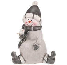 Dekoratívna figúrka snehuliaka s čiapkou a šálom, držiaca vtáčika