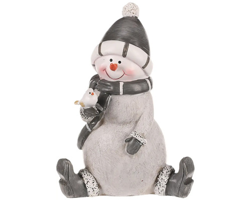 Vianočná figúrka sediaci snehuliak polyréziová šedý oblečok a čiapočka Dekoratívna figúrka snehuliaka s čiapkou a šálom, držiaca vtáčika