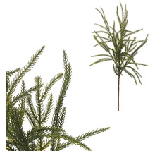 Umelá zelená vetva s jemnými listami na dekoratívne účely.