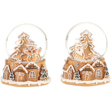 Dve snehové gule s medovníkovým domčekom a medovníkovými figúrkami