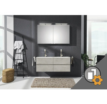 Kúpeľňa s umývadlom, zrkadlovou skrinkou a rebríkom na uteráky