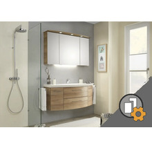 Kúpeľňa so sprchovacím kútom, skrinkou pod umývadlo a zrkadlovou skrinkou