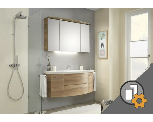 Kúpeľňa so sprchovacím kútom, skrinkou pod umývadlo a zrkadlovou skrinkou