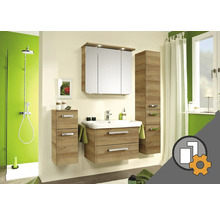 Kúpeľňa s umývadlovou skrinkou, zrkadlovou skrinkou a vysokou skrinkou vo vzhľade dreva