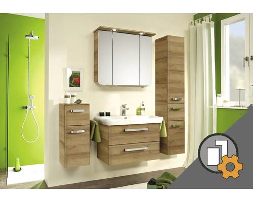 Kúpeľňa s umývadlovou skrinkou, zrkadlovou skrinkou a vysokou skrinkou vo vzhľade dreva