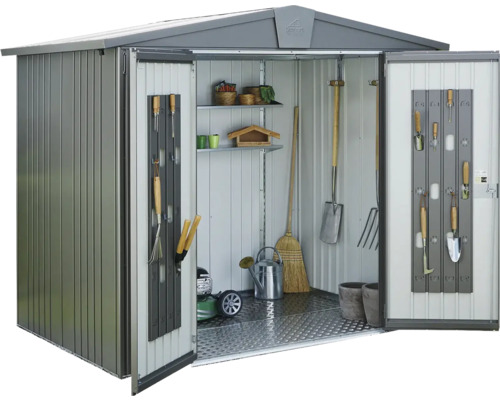 Záhradný domček s otvorenými dverami a záhradným náradím