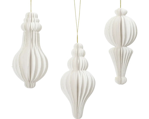 Tri biele papierové vianočné ozdoby so zlatými závesnými šnúrami