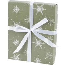 Darček zabalený v papieri so vzorom snehových vločiek a stuhou