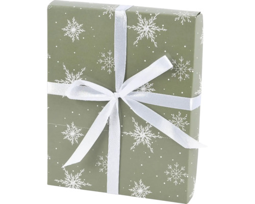 Darček zabalený v papieri so vzorom snehových vločiek a stuhou