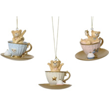 Tri plyšové medvedíky v šálkach ako ozdoby na vianočný stromček