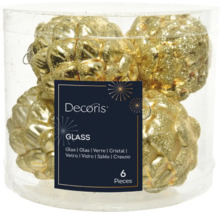 Šesť sklenených vianočných gúľ v priehľadnej nádobe