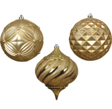 Tri zlaté vianočné gule s rôznymi vzormi