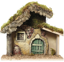 Betlehem s machovou strechou a zelenými drevenými dverami