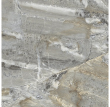 Detail šedej dlaždice s mramorovým vzorom.