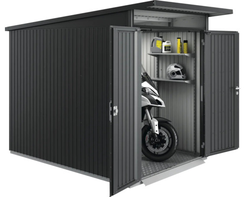 Kovový záhradný domček s otvorenými dverami, motorka, polica, kanistre s olejom a helma