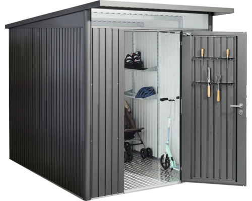 Záhradný domček s otvorenými dverami a záhradným náradím