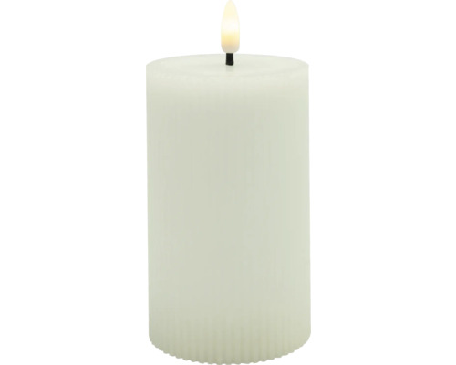 LED sviečka Lafiora drážkovaná Ø 7,5 cm, výška 15 cm, biela, časovač 6 h Dekoratívna LED sviečka do interiéru