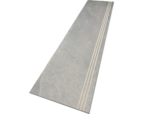 Sivý kamenný schod s tromi drážkami