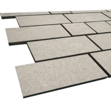 Položené sivé terasové dosky z kameňa.