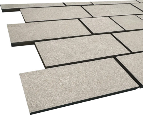 Položené sivé terasové dosky z kameňa.