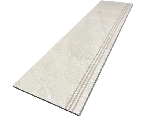 Keramický schodiskový stupeň s ryhovaným povrchom