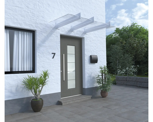 Vstupný priestor domu s vchodovými dverami, poštovou schránkou a strieškou