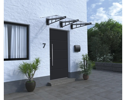 Vstupný priestor domu so strieškou a poštovou schránkou