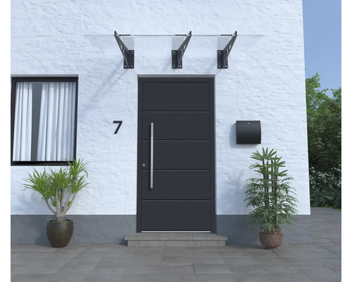 Vstupný priestor domu s vchodovými dverami, poštovou schránkou a strieškou