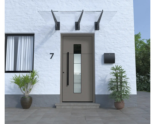 Fasáda domu s vchodovými dverami, poštovou schránkou a strieškou