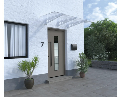 Fasáda domu s vchodovými dverami, poštovou schránkou a strieškou