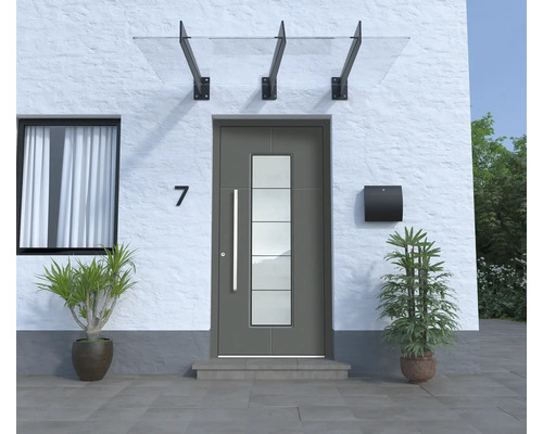 Vchodové dvere s prístreškom a poštovou schránkou na fasáde