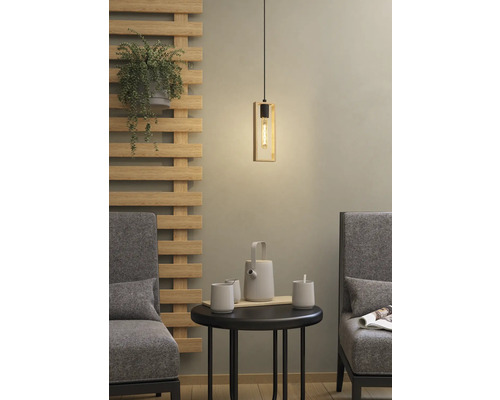 Scéna so závesnou lampou, stolom a stoličkami v obývacej izbe.