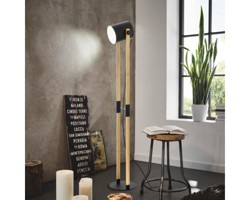 Stojacia lampa z dreva a kovu v obývacej izbe