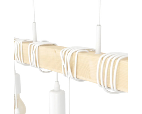 Detail závesného svietidla s dreveným trámom a závesom lampy