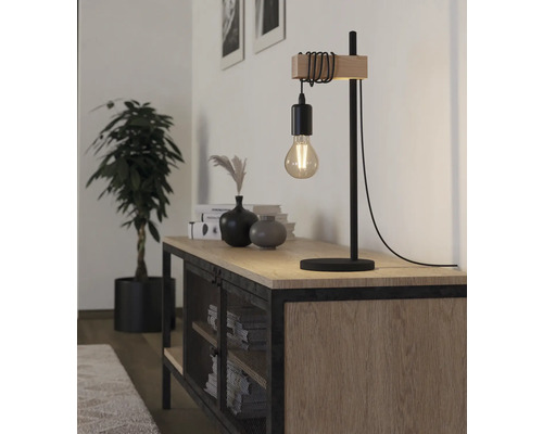 Dekoratívna stolná lampa z dreva a kovu na skrinke