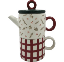 Čajník so šálkou, naskladané na sebe