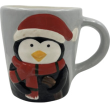 Sivý hrnček s tučniakom, čiapkou a šálom