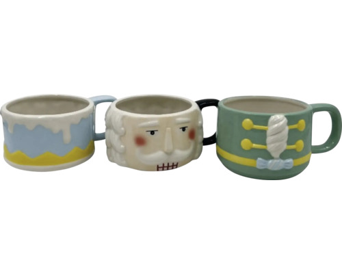 Tri dekoratívne keramické hrnčeky s rôznymi vzormi.