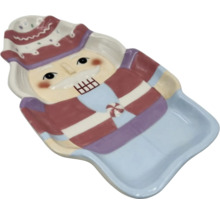 Dekoratívna miska na orechy z keramiky.