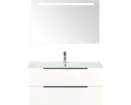 Kúpeľňa s umývadlovou skrinkou, umývadlom a zrkadlom s osvetlením