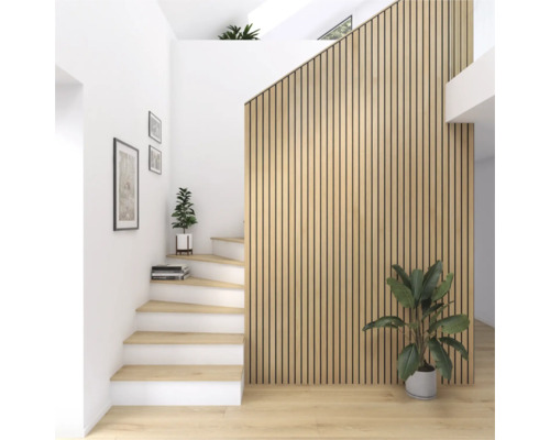 Svetlá miestnosť so schodiskom, dreveným obkladom a izbovými rastlinami.