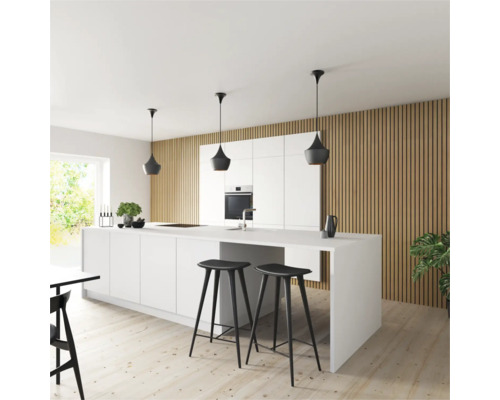 Moderná kuchyňa s kuchynským ostrovčekom, barovými stoličkami a závesnými svietidlami